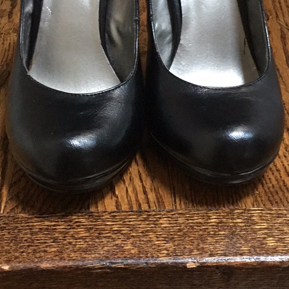 Madden Girl Black Round Toe Pin Up Style Pumps - Picture 10 of 10
